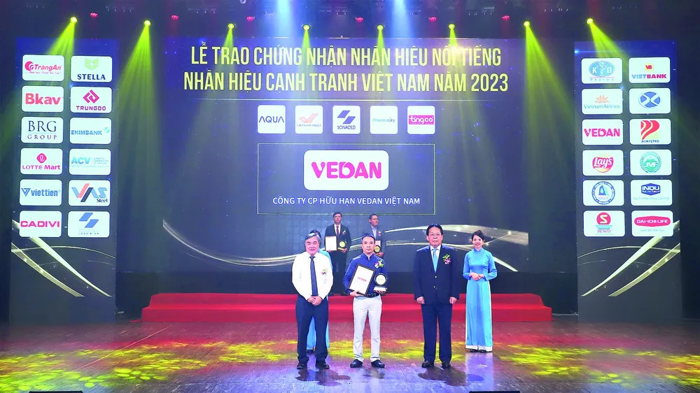 Đại diện Công ty Vedan Việt Nam nhận chứng nhận từ ban tổ chức