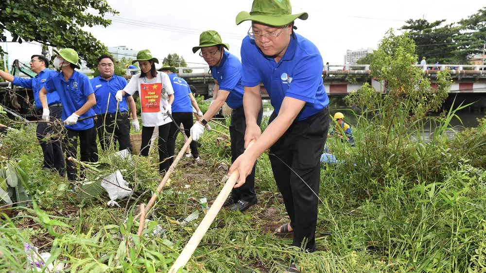 Tuổi trẻ TPHCM ra quân cải tạo cảnh quan kênh rạch 