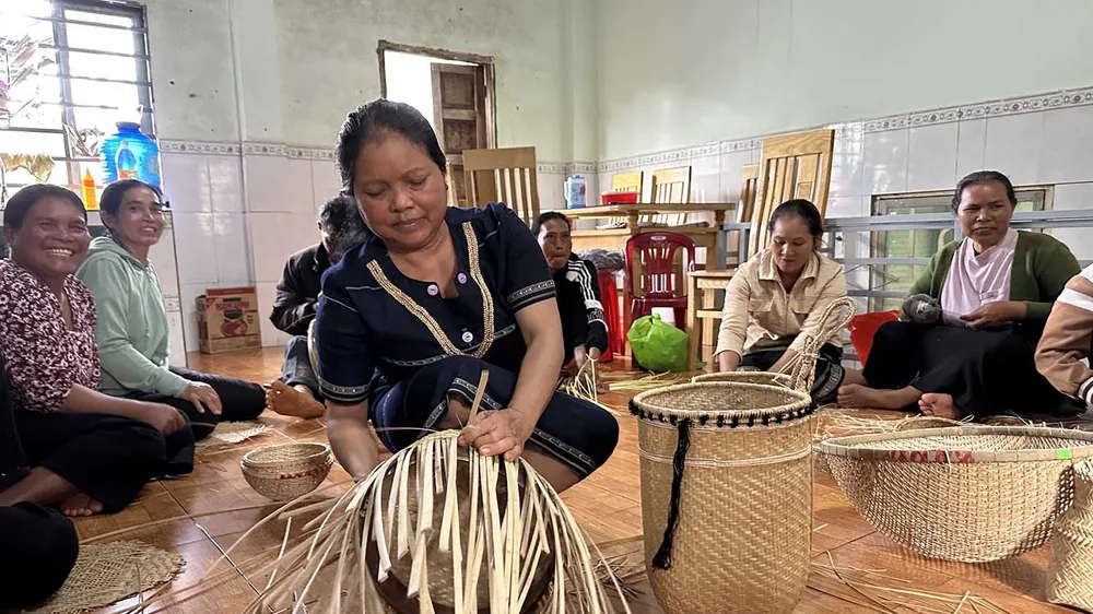 Người đồng bào giữ lửa nghề truyền thống