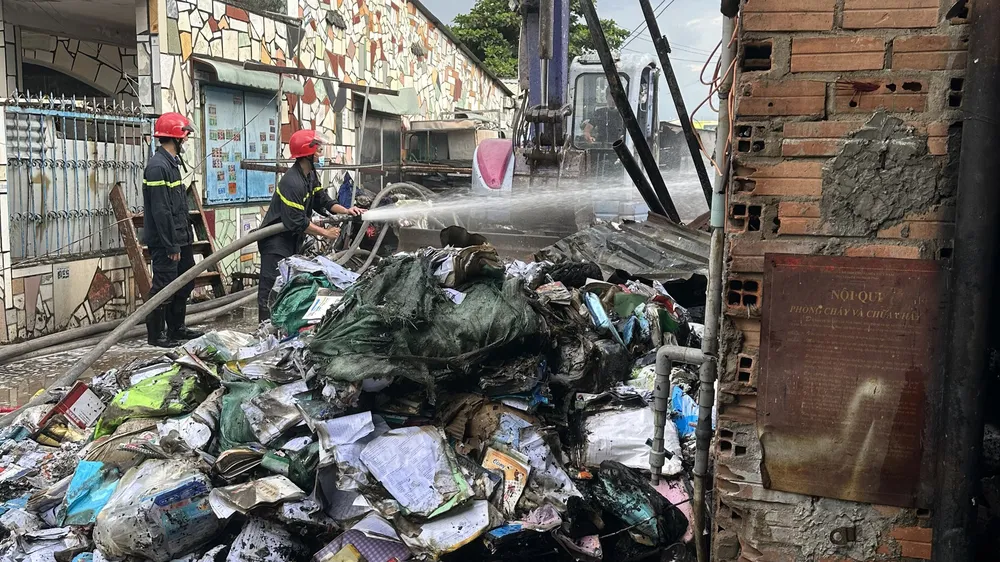 Cháy cơ sở phế liệu ở TP Dĩ An, Bình Dương