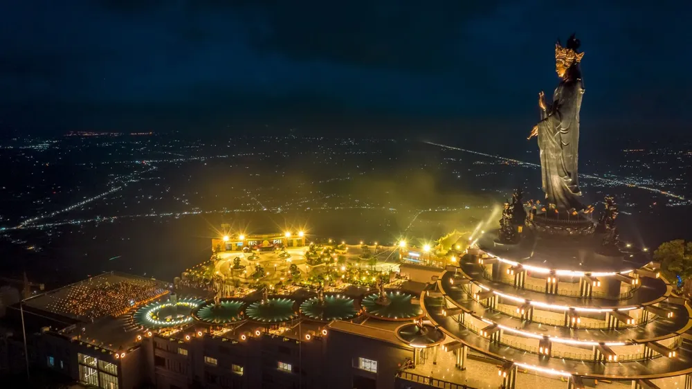 Toàn cảnh núi Bà Đen trong đêm