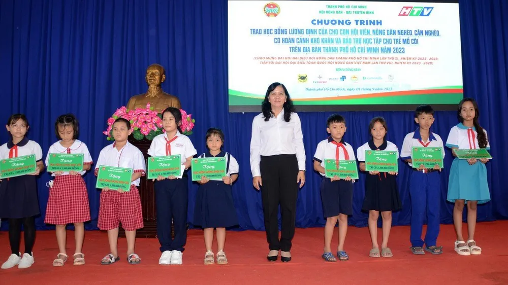 Các em học sinh nhận học bổng Lương Định Của