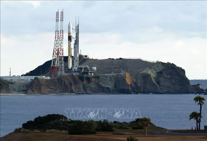 Tên lửa đẩy H2A được đặt trên bệ phóng tại Trung tâm vũ trụ Tanegashima ở tỉnh Kagoshima, Nhật Bản, ngày 26-1-2023. Ảnh: Kyodo/TTXVN
