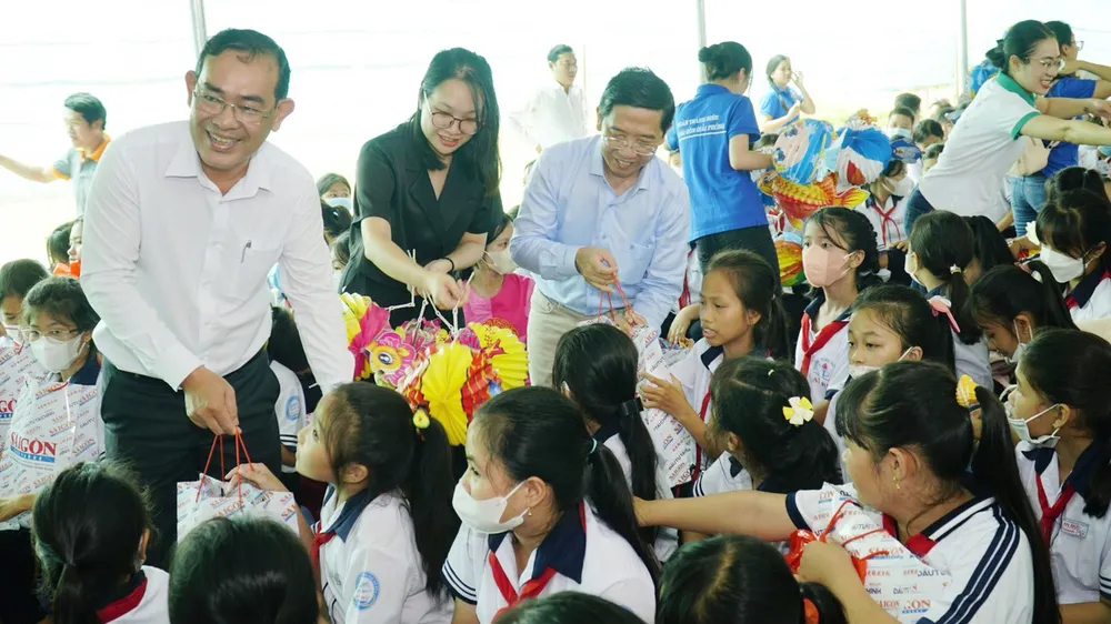 Cầu nối thắp sáng yêu thương mùa Trung thu