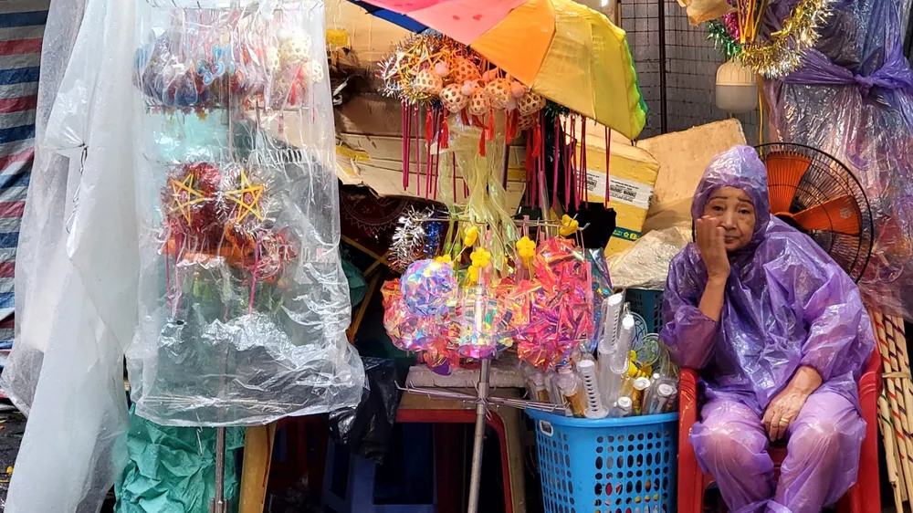 Hà Nội: Mưa lớn, phố đèn lồng Trung thu vắng khách