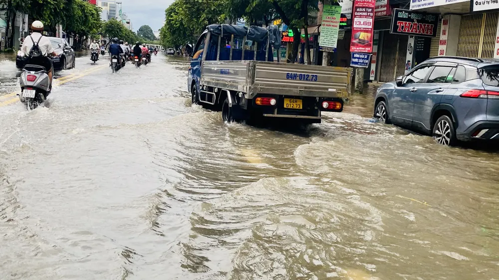TP Cần Thơ: Người dân chật vật đối phó với triều cường 