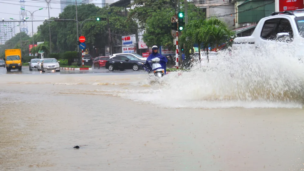 Mưa lớn, nhiều tuyến đường ở TP Hà Tĩnh ngập trong biển nước