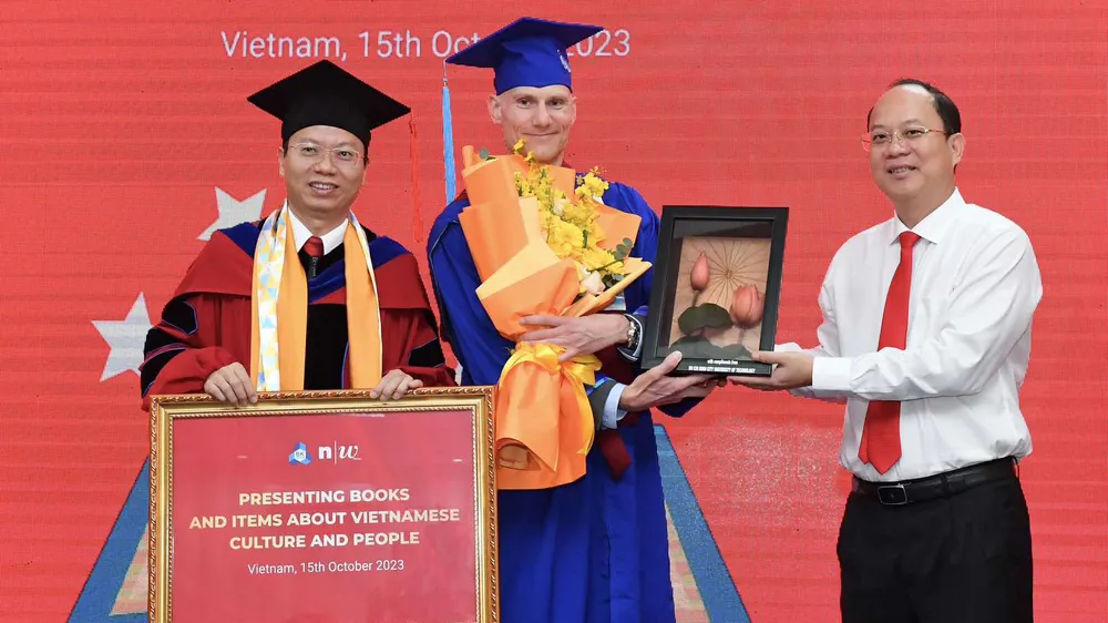 Tặng “Tủ sách Việt Nam” đến sinh viên tại Thụy Sĩ