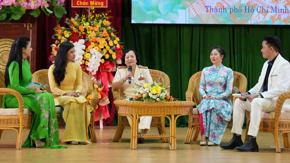 Đại diện 3 thế hệ phụ nữ Công an TPHCM giao lưu tại buổi họp mặt