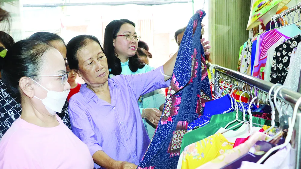 Áo dài lan tỏa yêu thương