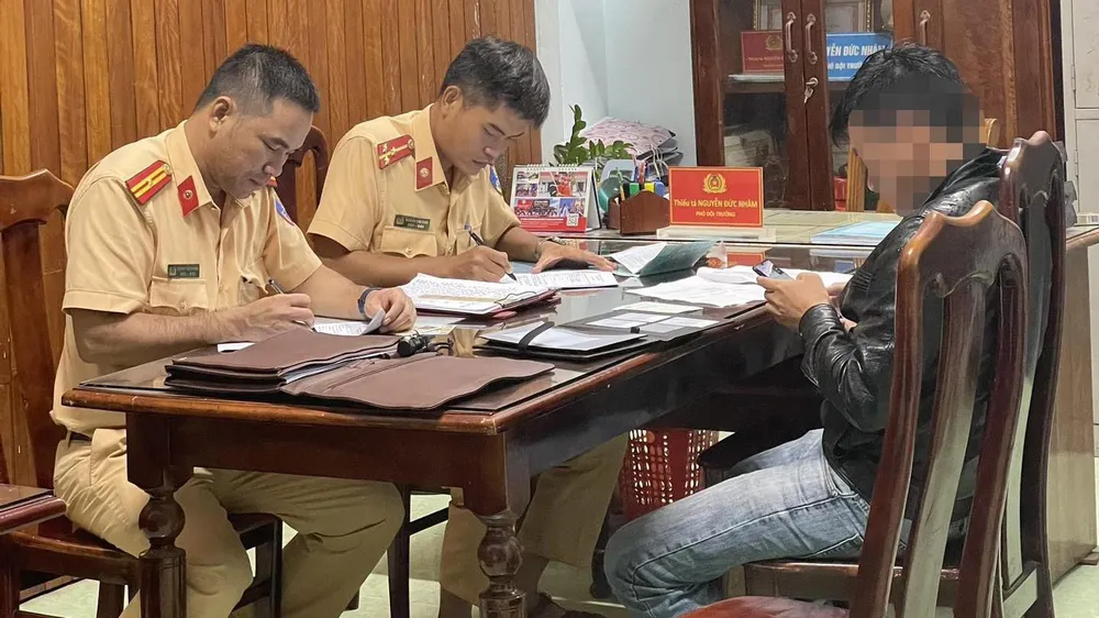 Tài xế ô tô gây tai nạn rồi bỏ trốn bị phạt 35 triệu đồng, tước giấy phép lái xe 11 tháng 