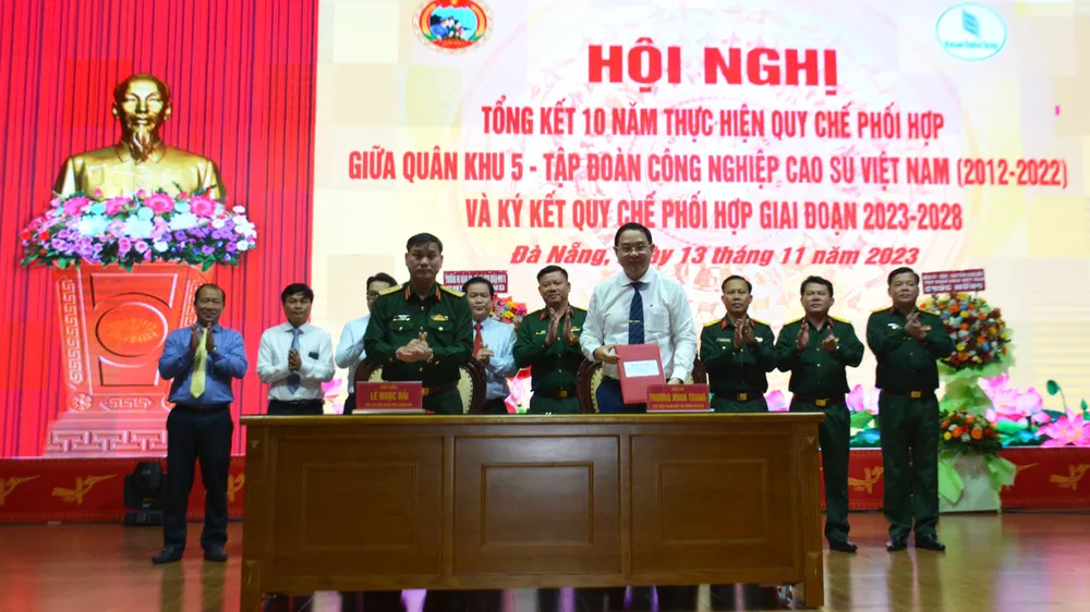 Quân khu 5 cùng Tập đoàn Công nghiệp Cao su Việt Nam ký kết quy chế phối hợp giai đoạn mới