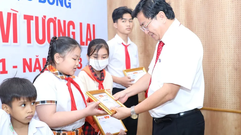Báo Đồng Nai trao học bổng Vượt khó vì tương lai lần thứ 21