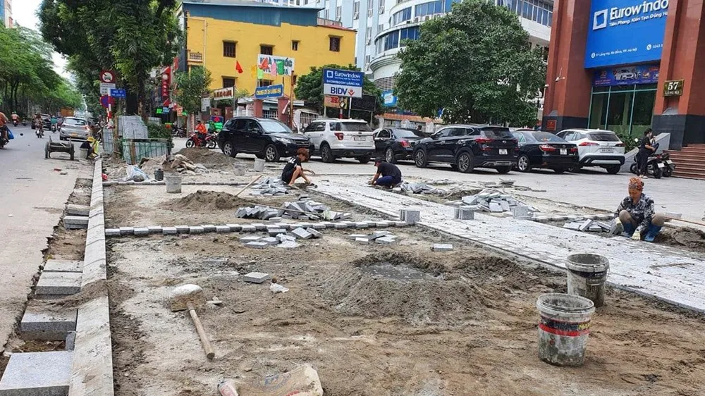 Vỉa hè nhiều tuyến phố ở Hà Nội lại bị đào bới ngổn ngang
