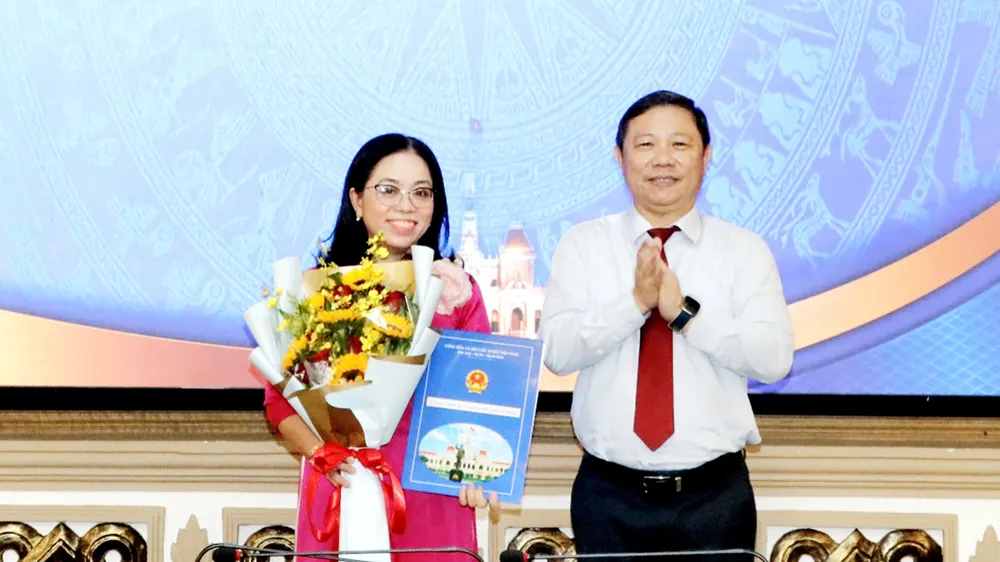Phó Chủ tịch UBND TPHCM Dương Anh Đức trao quyết định cho bà Lượng Thị Tới