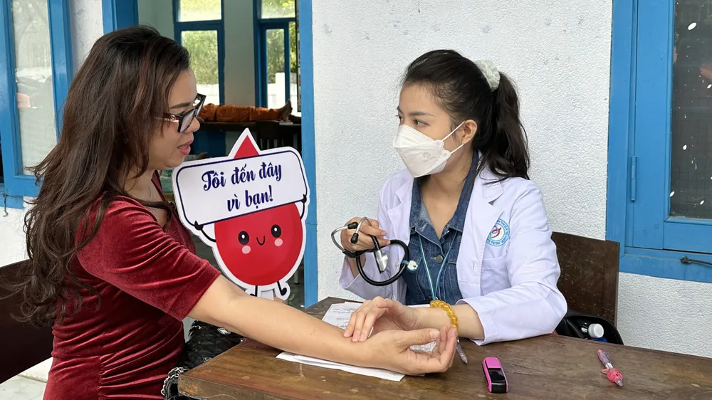 Cán bộ, công nhân viên Công ty Nhiệt điện Vĩnh Tân tham gia hiến máu tình nguyện