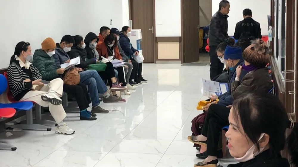 Miền Bắc rét khô, nhiều người đi khám bệnh