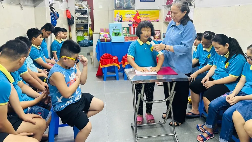 Các trẻ em khiếm thị tại mái ấm Bừng Sáng