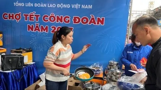 Tặng 300.000 đồng/người cho 201.000 công nhân lao động mua sắm tết