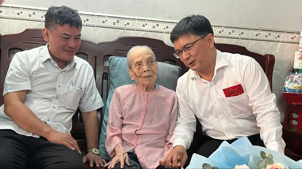 Trưởng Ban Dân vận Thành ủy TPHCM Nguyễn Mạnh Cường ân cần thăm hỏi, trò chuyện cùng Mẹ Việt Nam Anh hùng Nguyễn Thị Lai