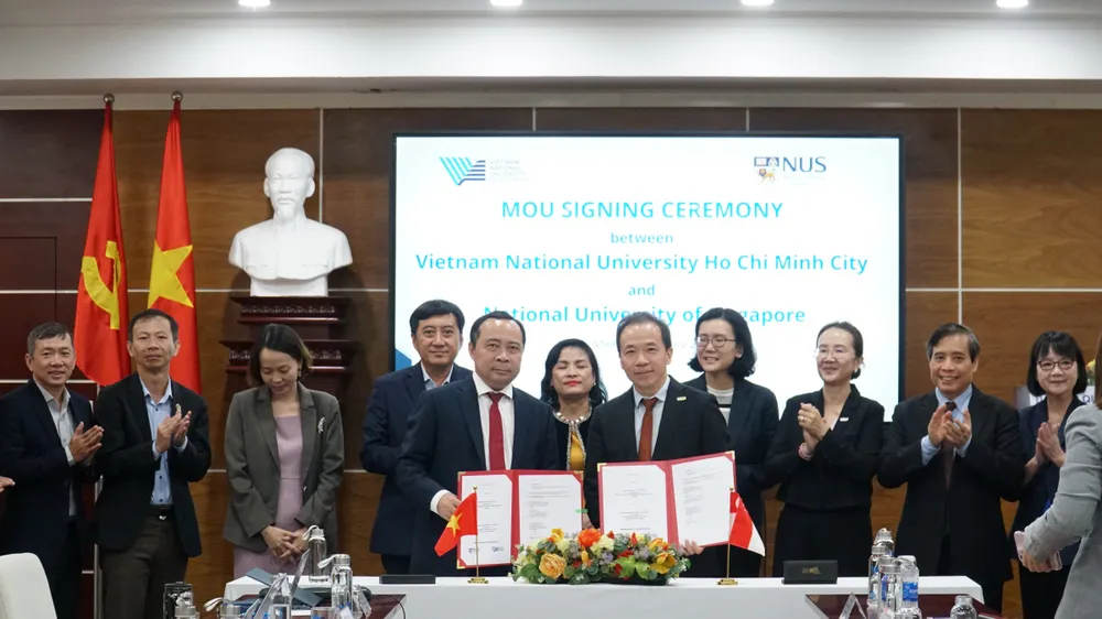 PGS-TS Vũ Hải Quân, Giám đốc ĐHQG TPHCM và GS Aaron Thean, Phó Hiệu trưởng ĐH Quốc gia Singapore (NUS) thực hiện nghi thức ký kết. Ảnh: ĐHQG TPHCM