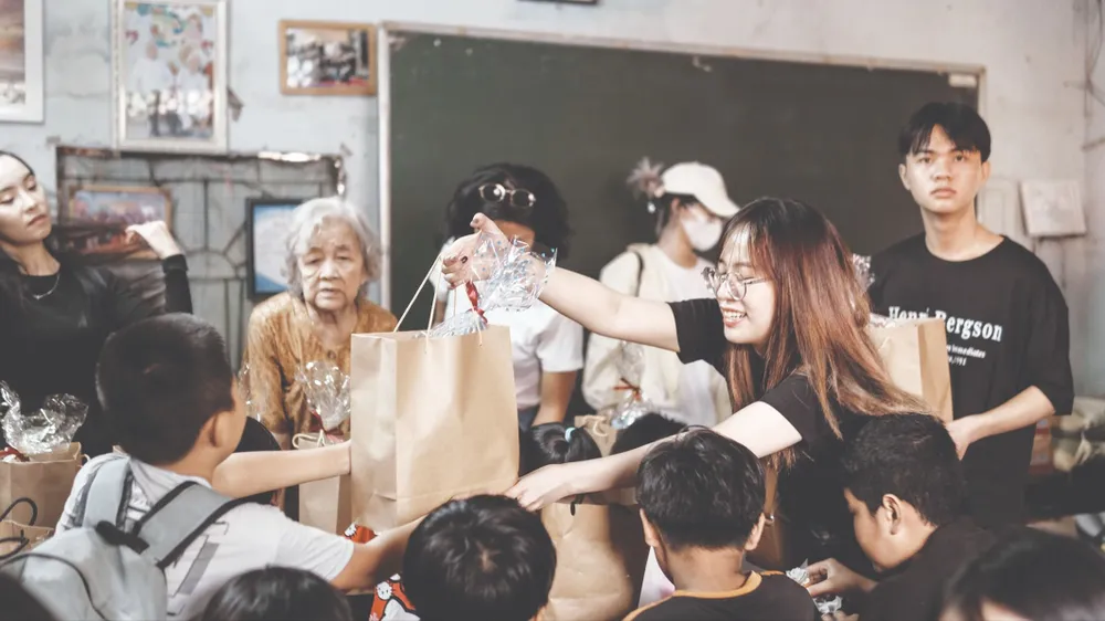 Ấm tình… người lạ