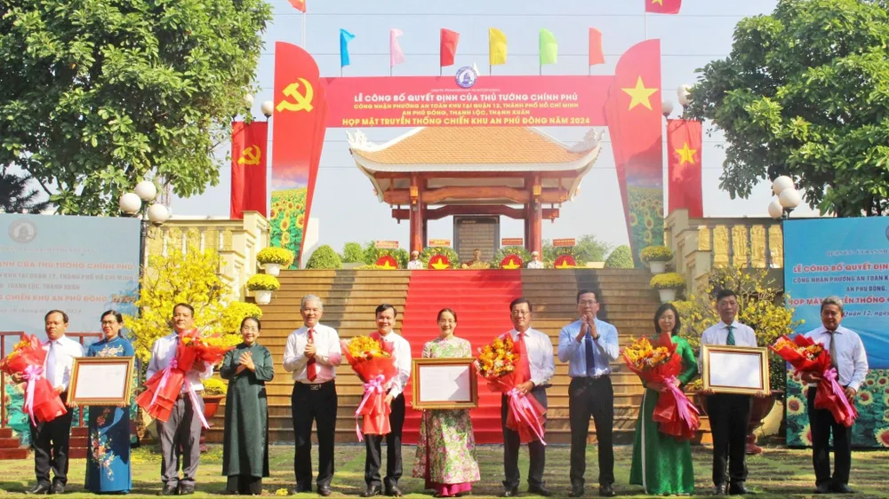 Phó Chủ tịch UBND TPHCM Ngô Minh Châu trao quyết định công nhận phường An toàn khu cho các phường của quận 12. Ảnh: ĐÔNG SƠN