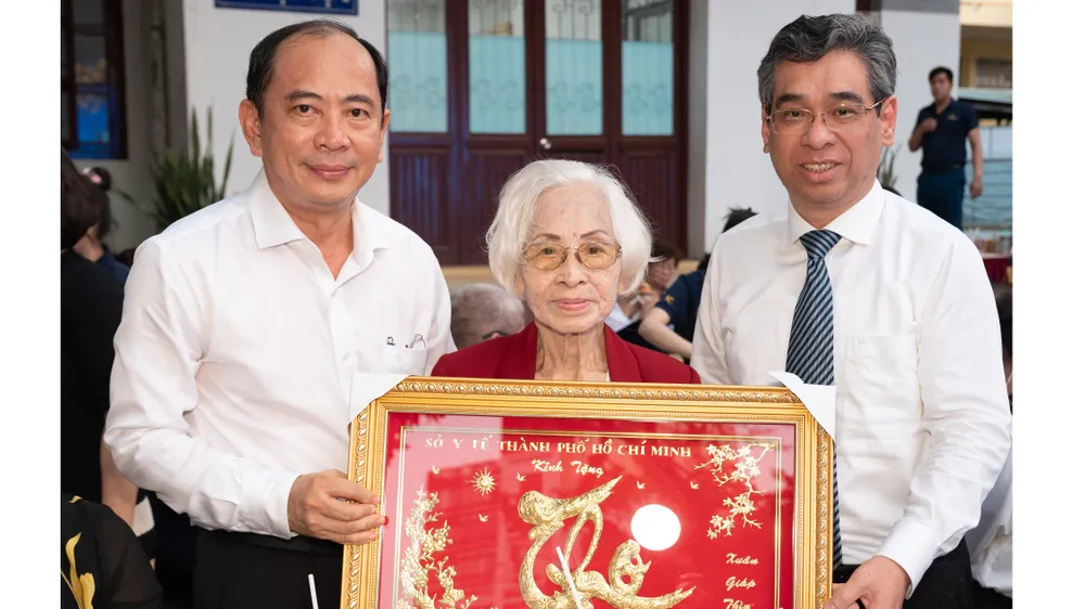 Sở Y tế TPHCM tặng khánh mừng thọ đến cán bộ lãnh đạo ngành y cao tuổi