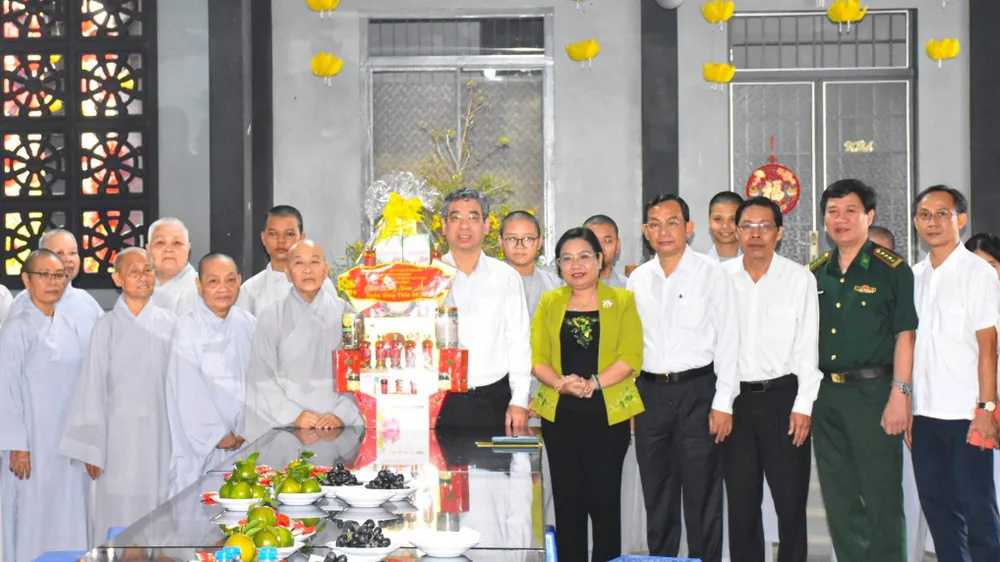 Lãnh đạo TPHCM thăm, chúc tết chùa Đại Giác (Sóc Trăng)