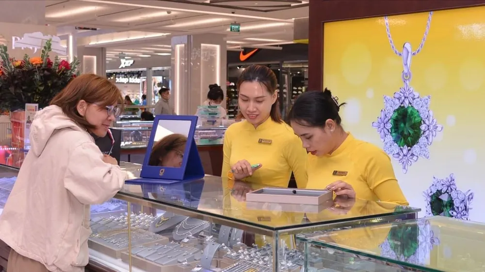 Sáng 15-2 (mùng 6 Tết), vàng trong nước lao dốc theo giá vàng thế giới