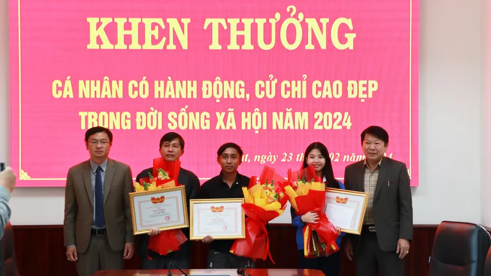 Đà Lạt: Khen thưởng ba cá nhân trả tài sản cho người đánh rơi