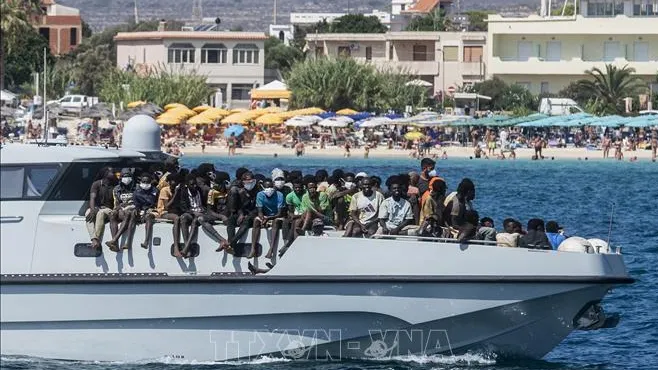 Hòn đảo nhỏ Lampedusa của Italy đang phải gồng mình đón nhận lượng người di cư, chủ yếu đến từ các nước Bắc Phi, lên tới 7000 người, gần bằng dân số của đảo, ngày 15-9-2023. Ảnh: AFP/TTXVN