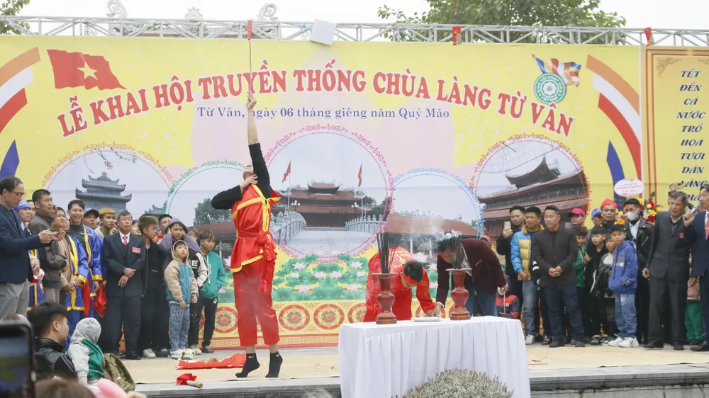 Trong gió xuân đượm thơm mùi khói kéo lửa