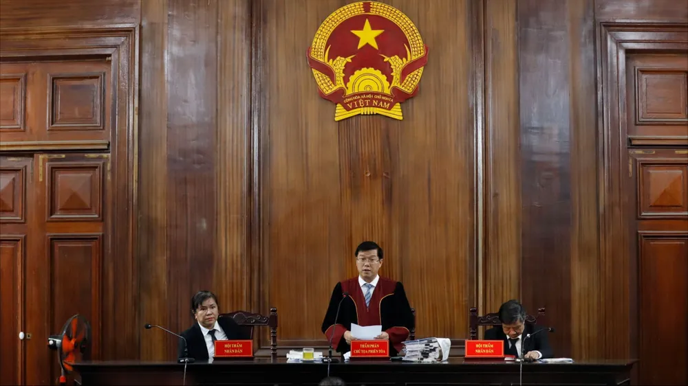 Tuyên án 2 bị cáo xúc phạm bà Nguyễn Phương Hằng