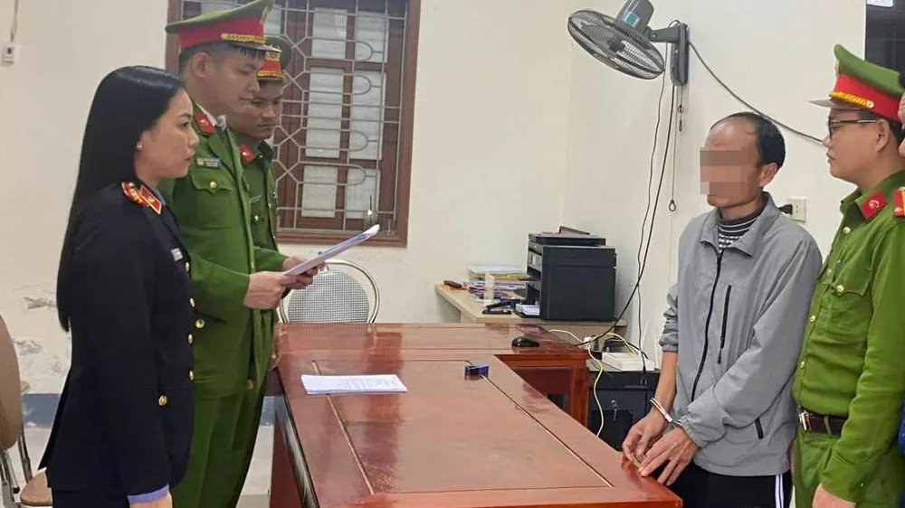 Cơ quan công an đọc quyết định khởi tố đối với Lê Đình Bỗng. Ảnh: Công an Hà Tĩnh 