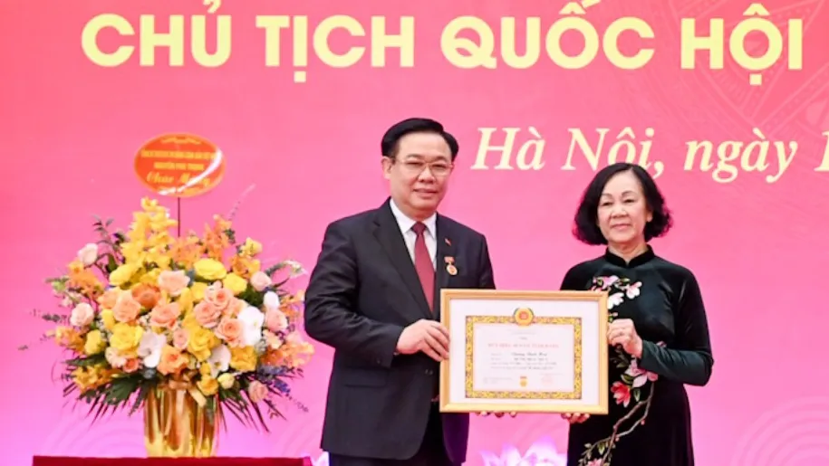 Chủ tịch Quốc hội Vương Đình Huệ đón nhận Huy hiệu 40 năm tuổi Đảng