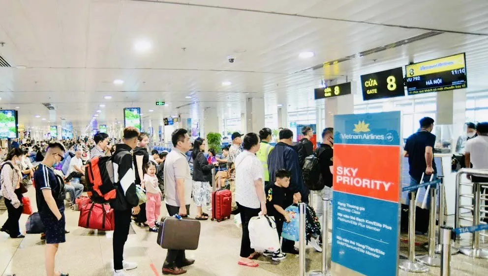 Hành khách làm thủ tục lên máy bay tại sân bay Tân Sơn Nhất