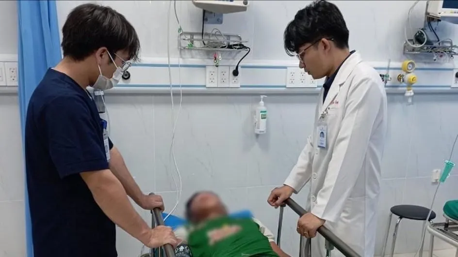 Ngậm thuốc dạng kẹo, bệnh nhân phù mắt, phù môi, sẩn ngứa toàn thân
