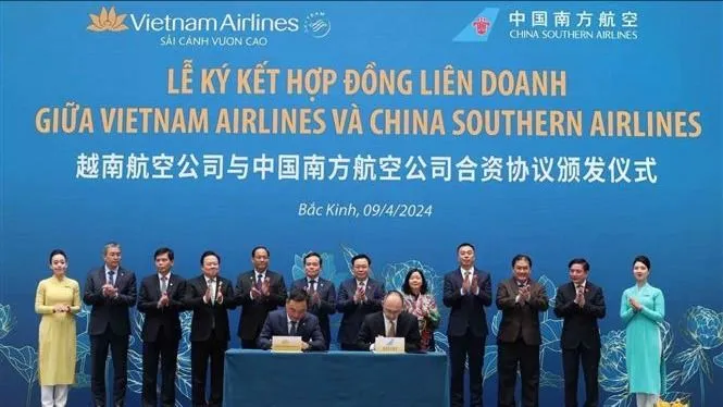 Chủ tịch Quốc hội Vương Đình Huệ dự lễ kỷ niệm 30 năm đường bay Việt Nam - Trung Quốc