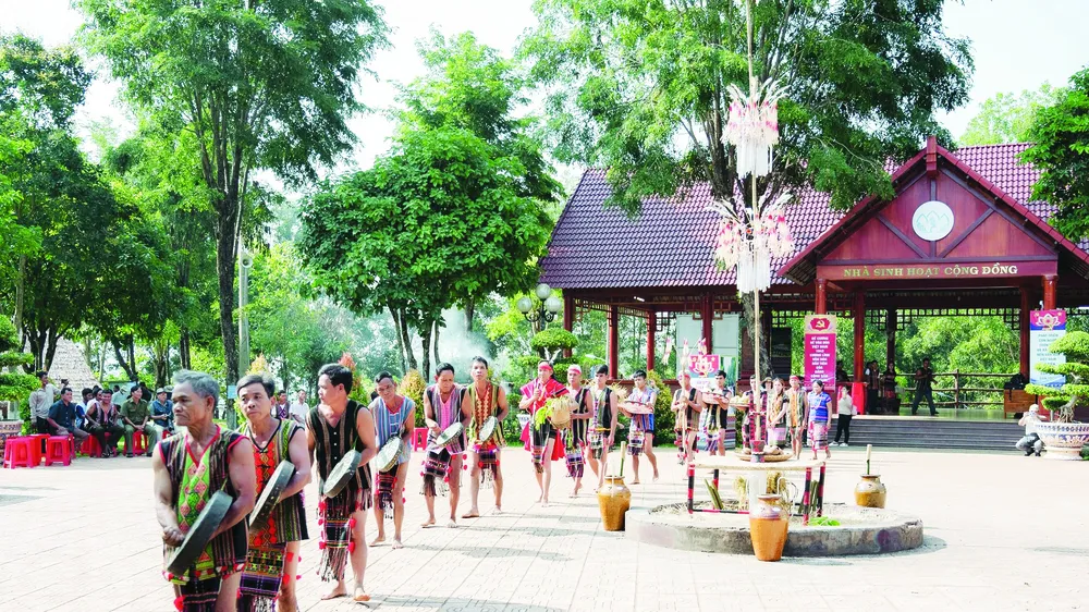 Trên quê hương “Tiếng chày trên sóc Bom Bo”