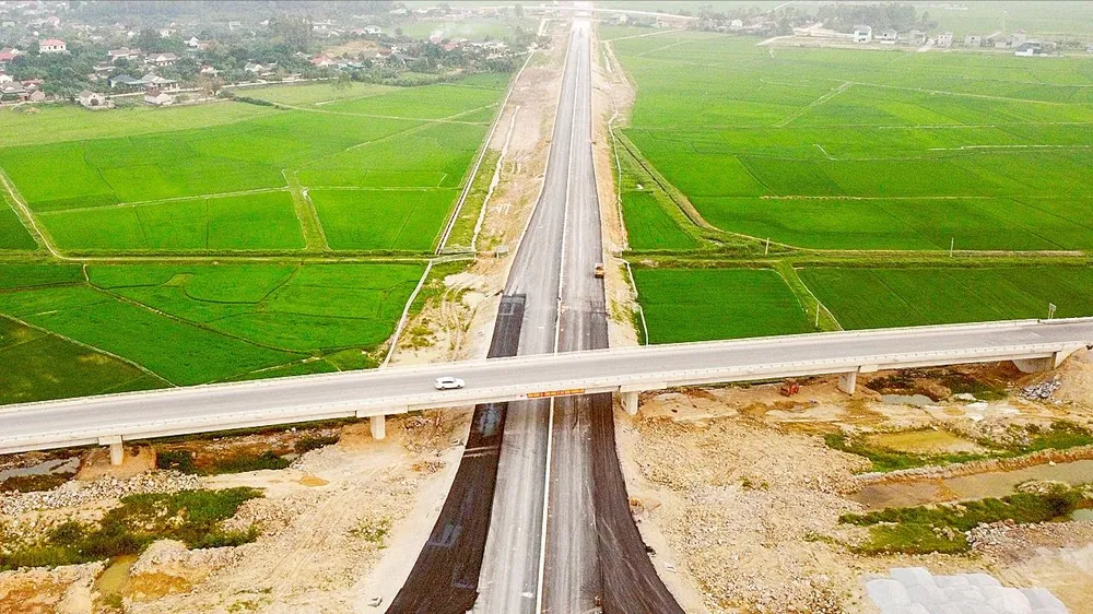 Một đoạn cao tốc Diễn Châu - Bãi Vọt. Ảnh: DUY CƯỜNG