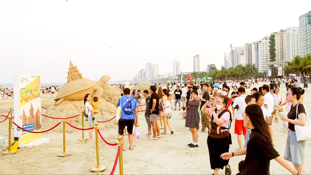 Ngày đầu kỳ nghỉ lễ: Các điểm du lịch hút khách, đường sá thông thoáng