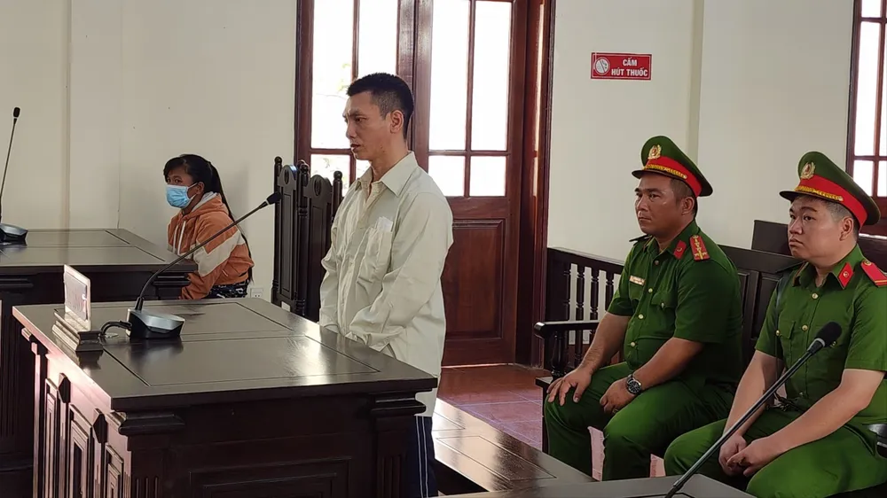 Dùng dao rọc giấy cắt cổ vợ, người đàn ông lãnh 7 năm tù