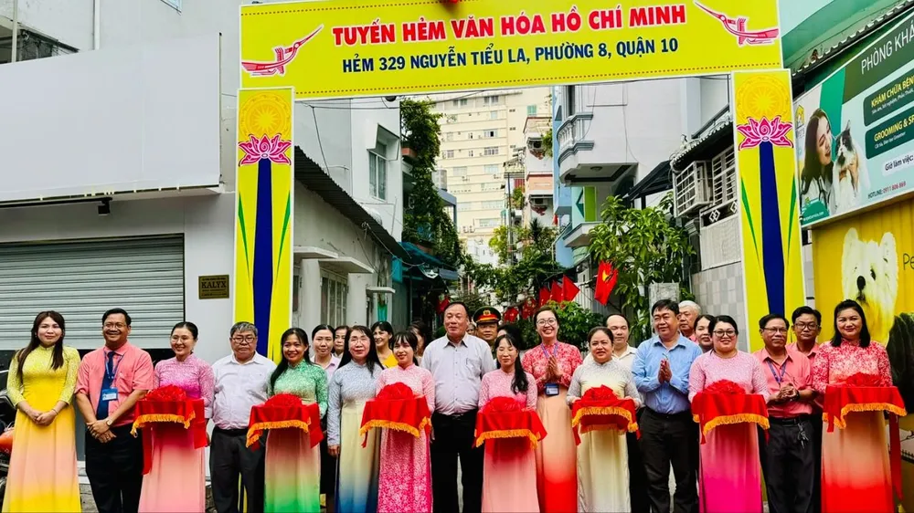 Lãnh đạo quận 10 cắt băng khánh thành "Tuyến văn hóa Hồ Chí Minh” tại hẻm 329 Nguyễn Tiểu La