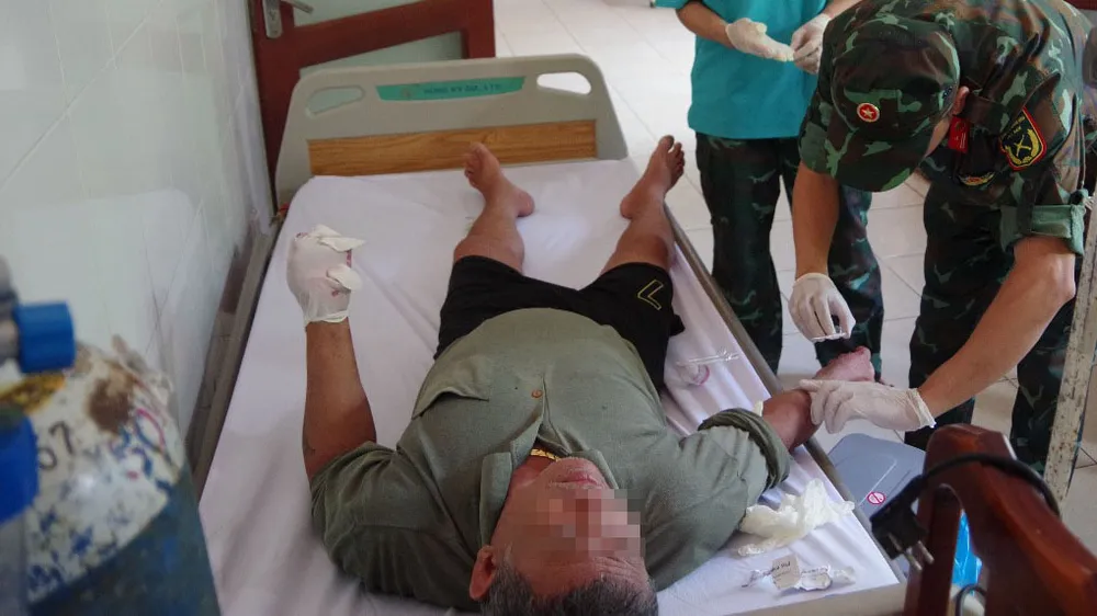 Trung tâm Y tế thị trấn Trường Sa cấp cứu ngư dân gặp nạn