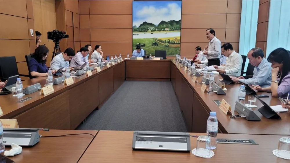 Các đại biểu thảo luận tổ chiều 17-6. Ảnh: PHAN THẢO