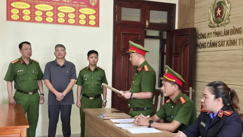 Cơ quan cảnh sát điều tra đọc quyết định bắt tạm giam bị can Cà Đức Hom. Ảnh: CACC