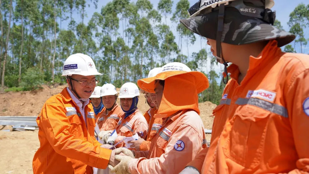 Thăm hỏi, động viên đội xung kích EVNHCMC