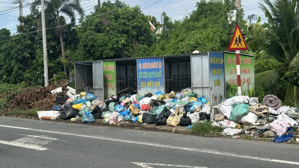 Bãi rác trước trụ sở UBND xã