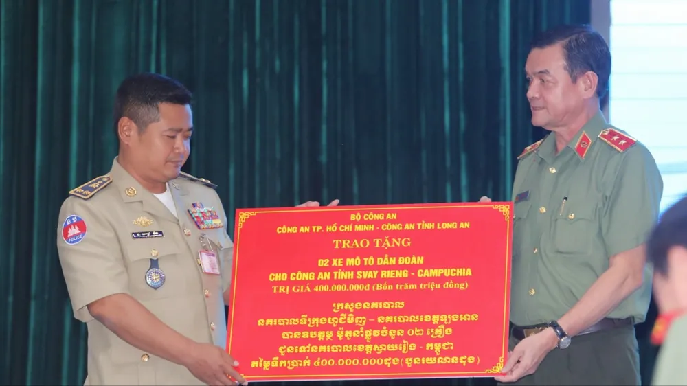 Công an TPHCM và Công an tỉnh Long An họp mặt Công an tỉnh Svay Riêng, Campuchia